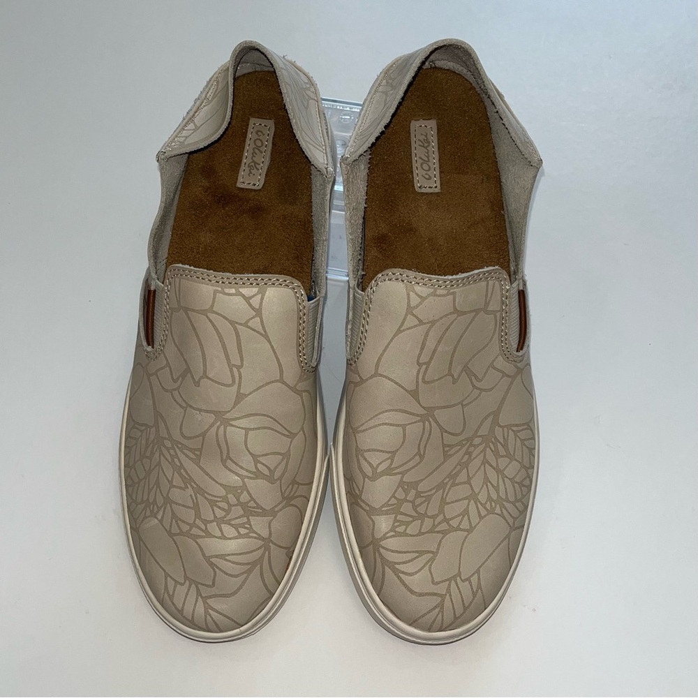 OluKai Women’s Pehuea Lau Cream Tan Floral Print Leather Slip On Loafer Size 9